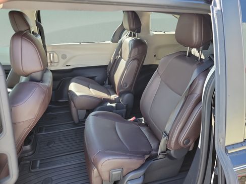 Used 2024 Toyota Sienna Platinum FWD image 24