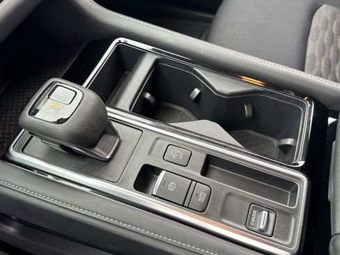 Used 2024 Nissan Pathfinder SV image 21