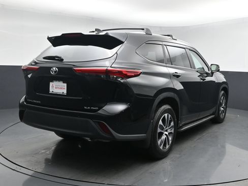 Used 2023 Toyota Highlander XLE AWD/4WD image 22