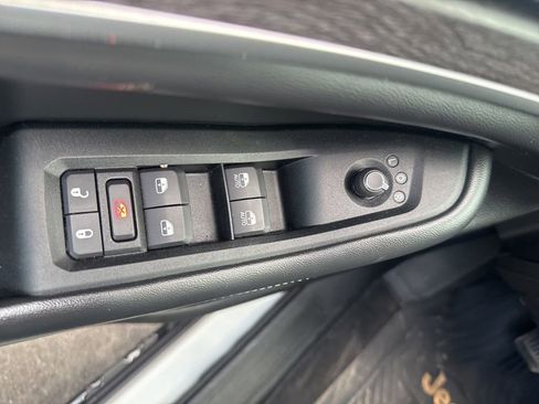 Used 2023 Jeep Grand Cherokee Limited AWD/4WD image 27