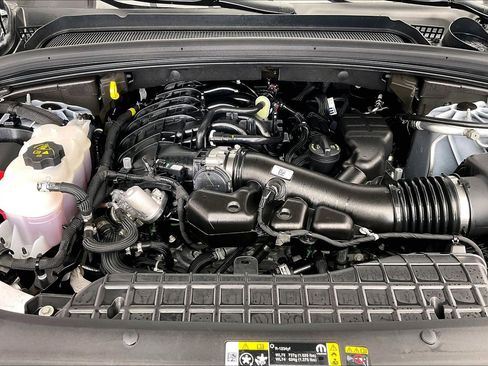 Used 2025 Jeep Grand Cherokee Laredo AWD/4WD image 9