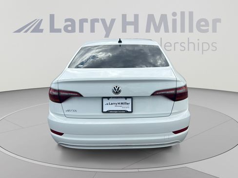 Used 2019 Volkswagen Jetta SEL w/ Cold Weather Package FWD image 4