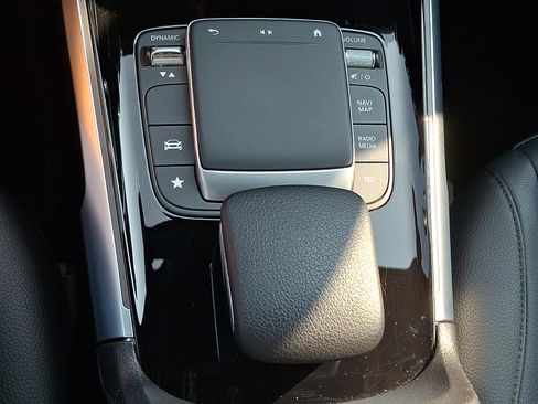 Used 2022 Mercedes-Benz GLB 250 4MATIC image 25