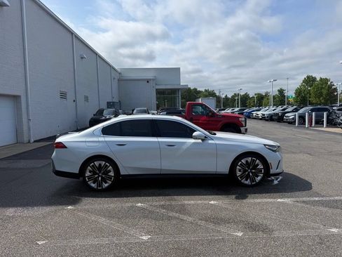 Used 2024 BMW 530i xDrive w/ Premium Package AWD/4WD image 3