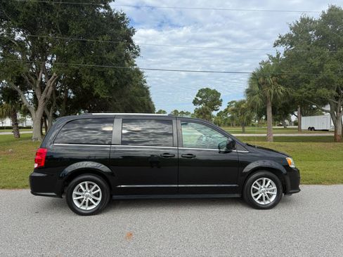 Used 2019 Dodge Grand Caravan SXT FWD image 2