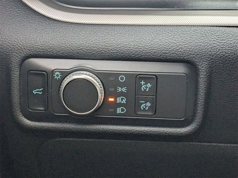 Used 2020 Ford Explorer XLT image 29