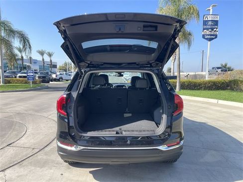 Used 2024 GMC Terrain SLT image 25