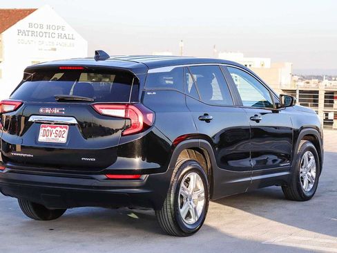 Used 2024 GMC Terrain SLE image 4