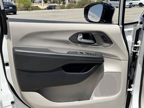 Used 2024 Chrysler Pacifica Touring-L FWD image 27