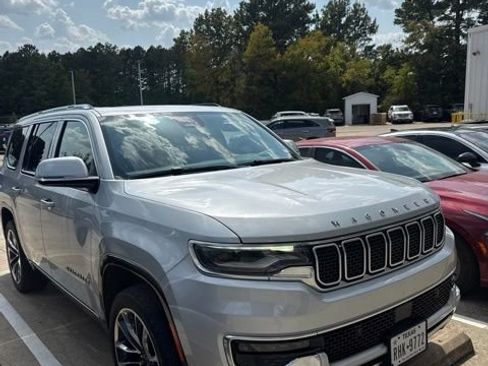 Used 2022 Jeep Wagoneer Series III w/ Premium Group I AWD/4WD image 2
