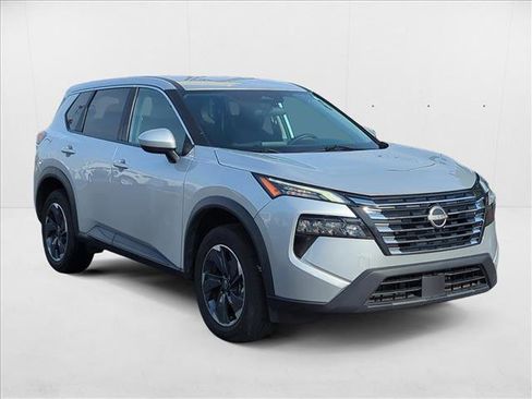 Used 2024 Nissan Rogue SV image 3