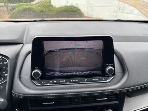 Used 2025 Nissan Rogue SV FWD image 25
