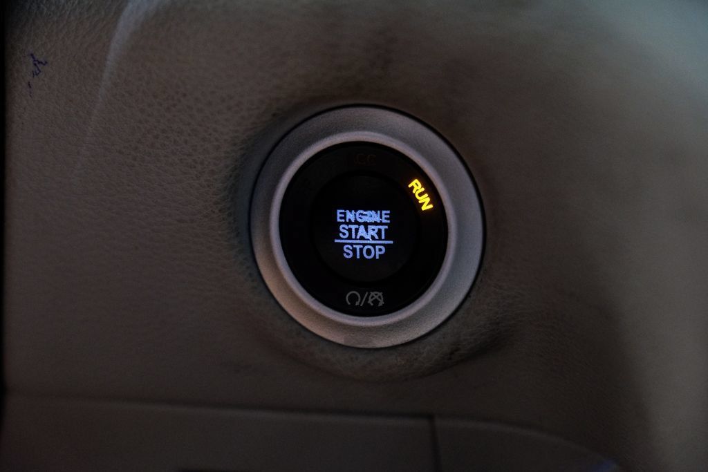 Used 2020 Chrysler Pacifica Limited FWD image 30