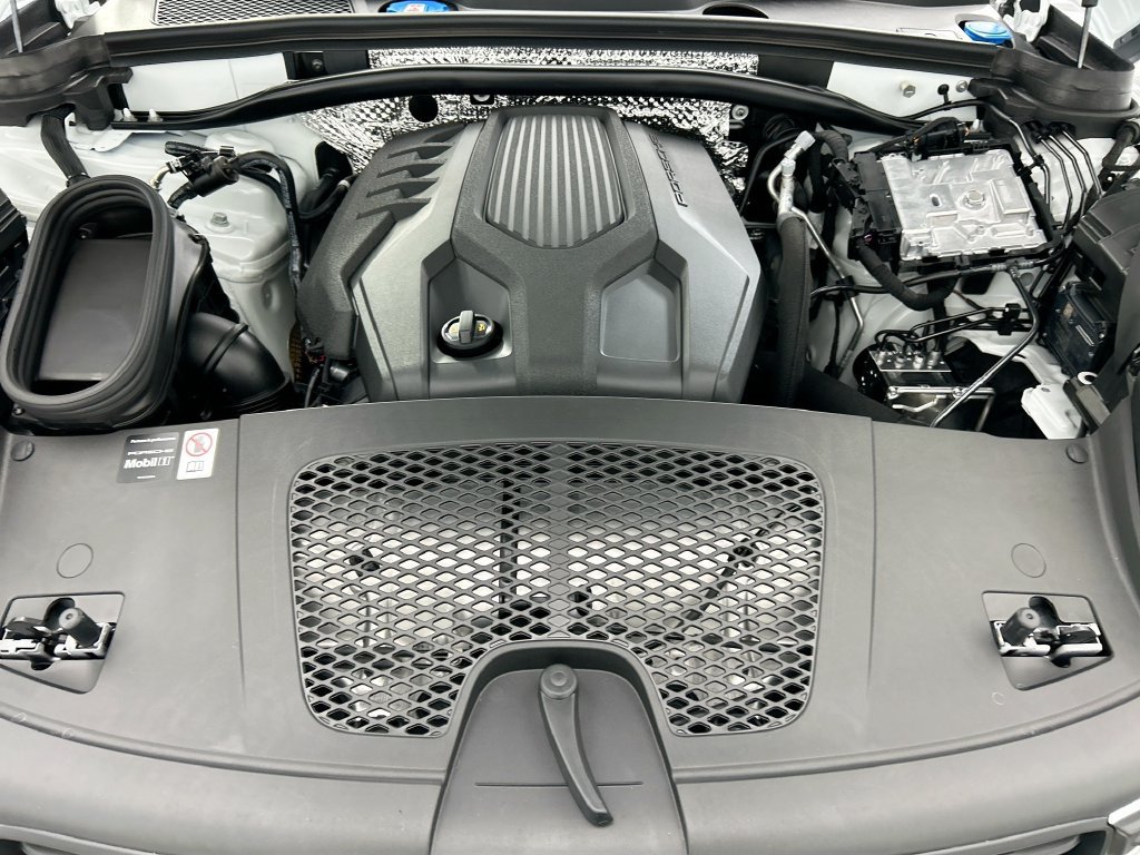 Used 2026 Porsche Macan AWD/4WD image 30