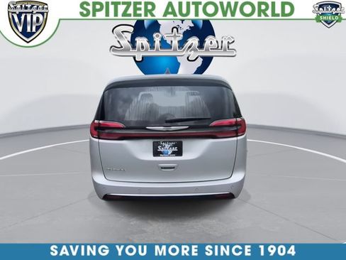 Used 2024 Chrysler Pacifica Touring-L FWD image 9