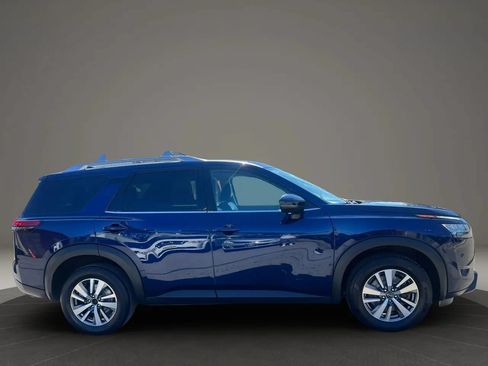 Used 2023 Nissan Pathfinder SL w/ Black Appearance Package AWD/4WD image 4
