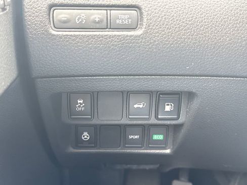 Used 2018 Nissan Rogue SV w/ Premium Package FWD image 33