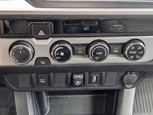 Used 2018 Toyota Tacoma SR5 AWD/4WD image 20