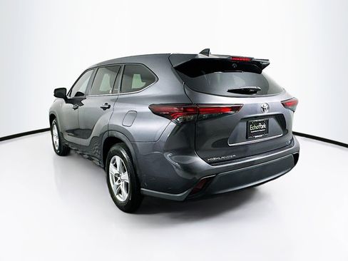 Used 2024 Toyota Highlander LE image 5