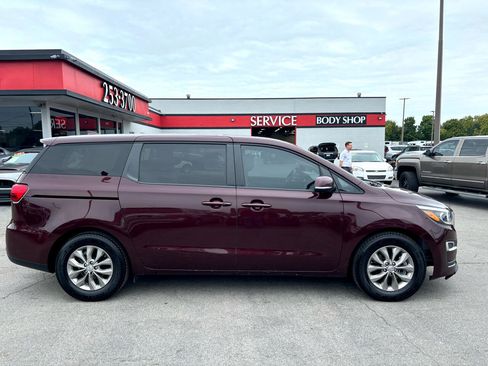 Used 2020 Kia Sedona LX image 2