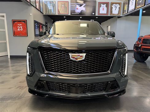 Used 2026 Cadillac Escalade ESV V image 2