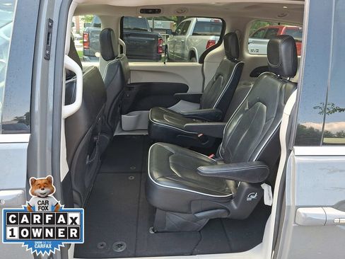 Used 2022 Chrysler Pacifica Limited FWD image 11