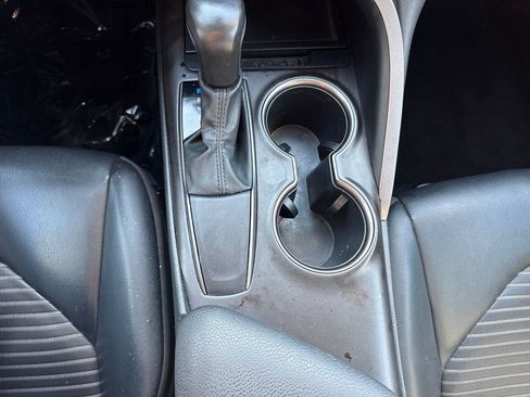 Used 2021 Toyota Camry SE image 16