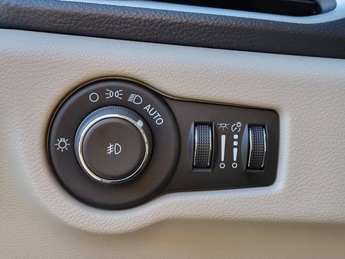 Certified 2024 Chrysler Pacifica Limited FWD image 9
