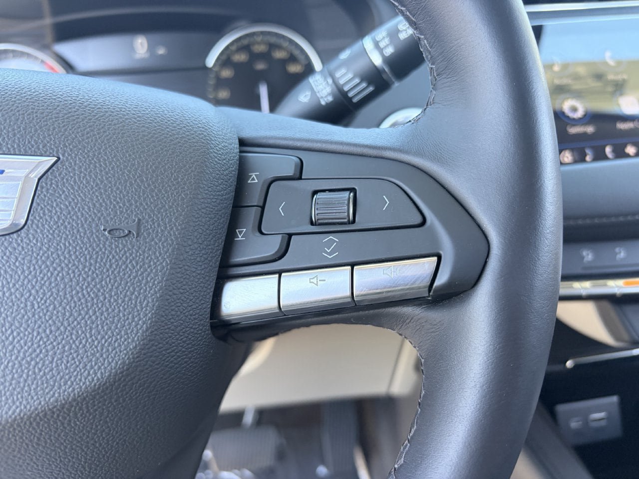 Certified 2023 Cadillac XT4 Luxury w/ Driver Awareness Package FWD image 23