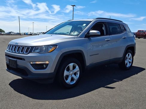 Used 2018 Jeep Compass Latitude w/ Popular Equipment Group AWD/4WD image 3