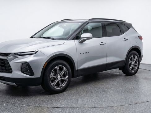 Used 2025 Chevrolet Blazer LT FWD image 3