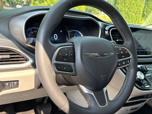 Used 2023 Chrysler Pacifica Touring-L FWD image 13