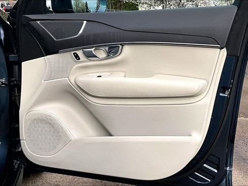 Used 2020 Volvo XC90 T5 Momentum w/ Protection Package Premier image 23