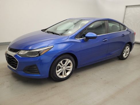 Used 2019 Chevrolet Cruze LT w/ Convenience Package FWD image 2