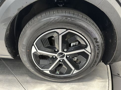 Used 2024 Kia Niro LX FWD image 12
