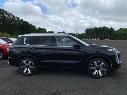 New 2025 Mitsubishi Outlander AWD image 2