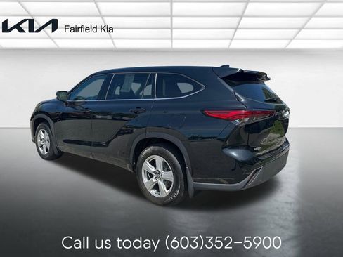 Used 2022 Toyota Highlander LE AWD/4WD image 3