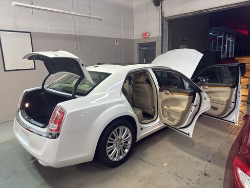 Used 2014 Chrysler 300 C w/ Harman/Kardon Audio Group AWD/4WD image 12