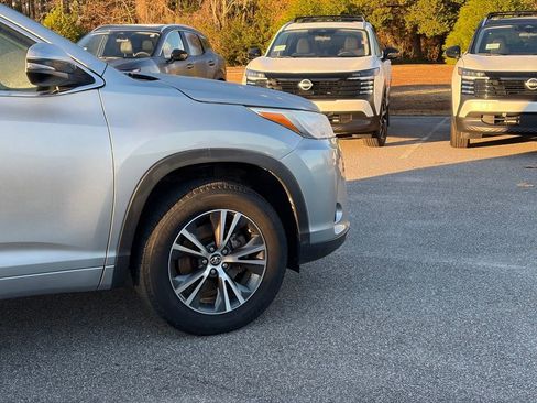 Used 2017 Toyota Highlander LE image 8