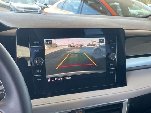 Used 2025 Volkswagen Taos SE image 17