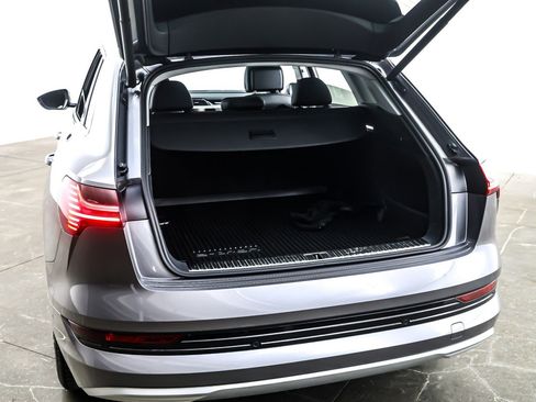 Used 2022 Audi e-tron Premium Plus w/ Premium Plus Package image 23