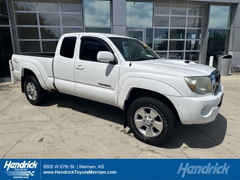 Used 2011 Toyota Tacoma 4x4 Access Cab V6 w/ TRD Sport Pkg image 1
