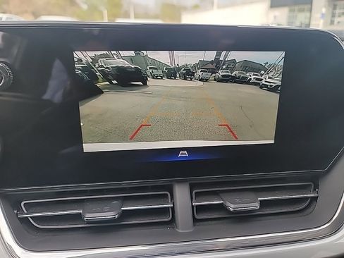 Used 2025 Chevrolet Trax LT w/ LT Convenience Package image 13