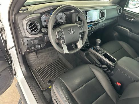 Used 2022 Toyota Tacoma TRD Sport w/ TRD Premium Sport Package AWD/4WD image 13