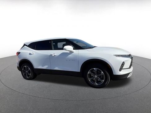 Used 2025 Chevrolet Blazer LT image 2