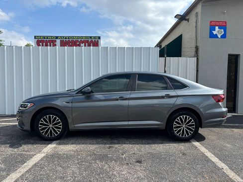 Used 2019 Volkswagen Jetta SEL w/ Cold Weather Package FWD image 2