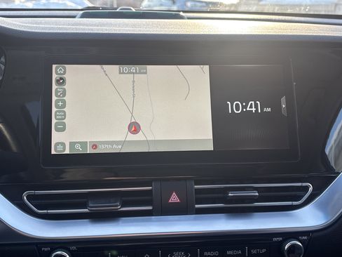 Used 2020 Kia Niro EX Premium w/ Cold Weather Package image 3