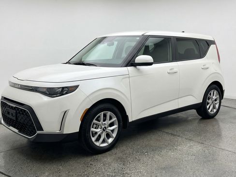 Used 2025 Kia Soul LX w/ LX Technology Package image 3