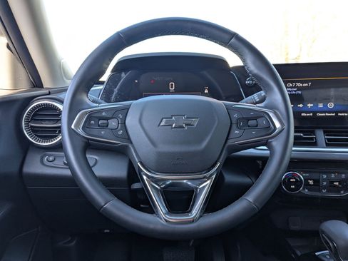 Used 2025 Chevrolet Trax ACTIV w/ Sunroof Package image 18