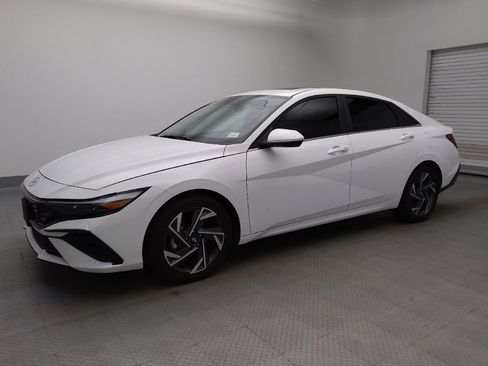 Used 2025 Hyundai Elantra SEL FWD image 2